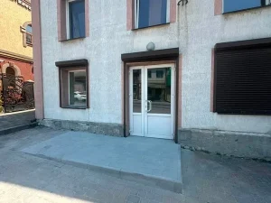 У Івано-Франковому та Вороцеві з’явилися сучасні пандуси