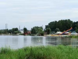 Через спалах кишкової інфекції тимчасово заборонено купання на озері Задорожнє
