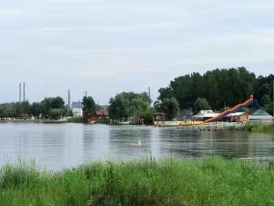 Через спалах кишкової інфекції тимчасово заборонено купання на озері Задорожнє