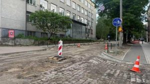 Під час ремонту вулиці Героїв УПА у Львові знову виявили давню бруківку