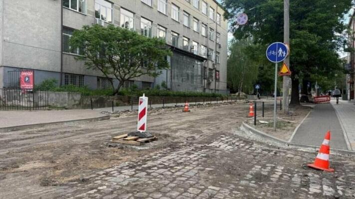 Під час ремонту вулиці Героїв УПА у Львові знову виявили давню бруківку