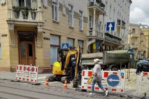Витік води на вулиці Дорошенка в центрі Львова ліквідовують аварійні служби