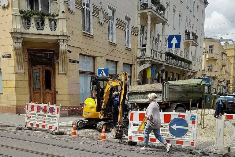 Витік води на вулиці Дорошенка в центрі Львова ліквідовують аварійні служби