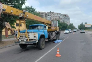 У Шептицькому автокран збив пішоходів: одна людина загинула, ще одна поранена
