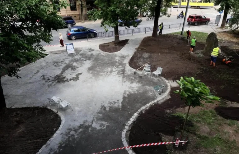 У сквері Леоніда Штейна у Львові з’явилися сучасні шахові столи