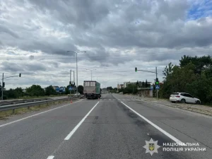 У Солонці під Львовом внаслідок наїзду вантажівки постраждала 5-річна дівчинка