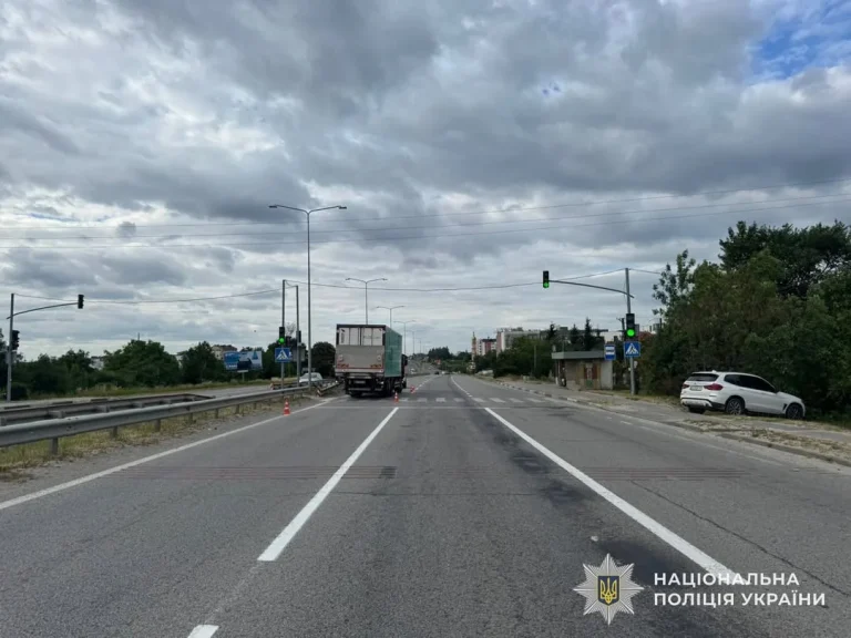 У Солонці під Львовом внаслідок наїзду вантажівки постраждала 5-річна дівчинка
