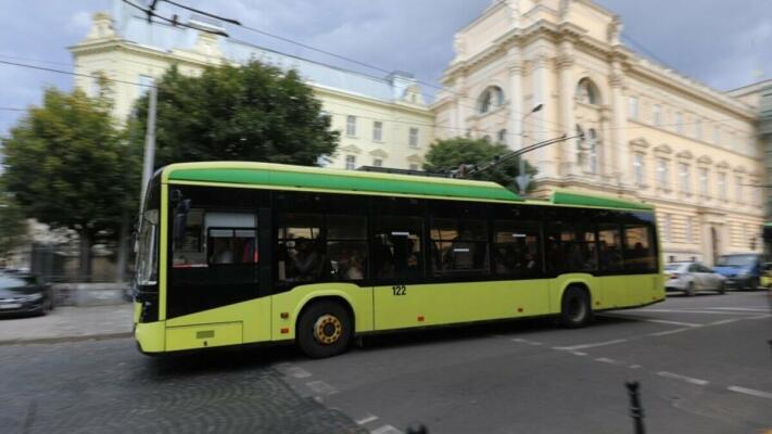 Після падіння дерева у Львові ліквідували пошкодження контактної мережі, тролейбуси повернулися на звичні маршрути