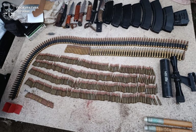 Після дзвінка неповнолітнього на 102 на Львівщині виявили арсенал зброї