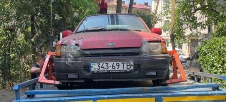 Львів очищає вулиці від покинутих авто у рамках продовженої евакуації