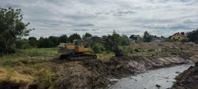 У Рудному почали роботи з розчищення річки Вишенька задля запобігання підтоплень