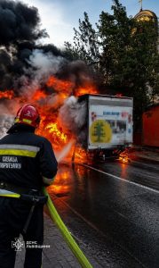 У Львові під час руху спалахнула вантажівка