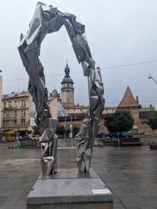 У самому серці Львова з’явилася незвична скульптура (ФОТО)