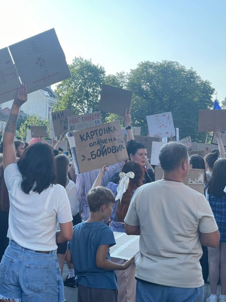 Львів’яни влаштували акцію з вимогою відставки Сирського (фото, відео)