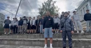 У Львові двоє молодиків, помічені під час стрибків по авто ТЦК, відкрито визнали провину