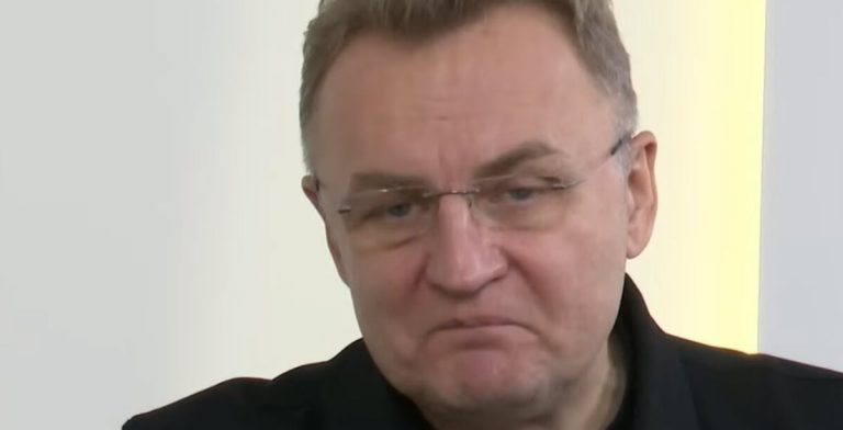 У Львові почали масово мити тротуари (ВІДЕО)