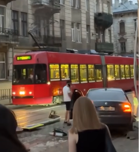 У Львові жінка за кермом покинула місце ДТП