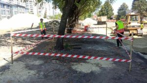 Під час земляних робіт на вулиці Мазепи у Львові будівельники виявили несподівану знахідку — ремонт призупинили