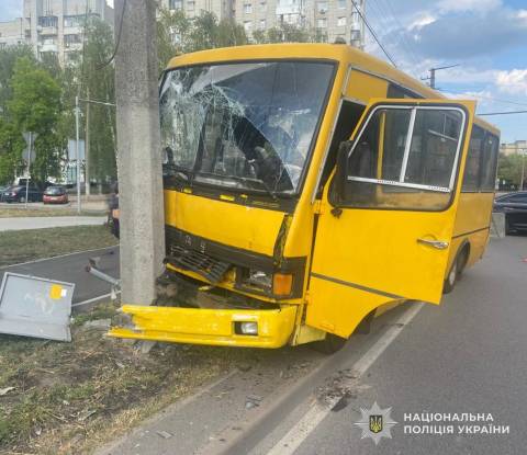 Львівська маршрутка з пасажирами врізалась у електроопору є постраждалі