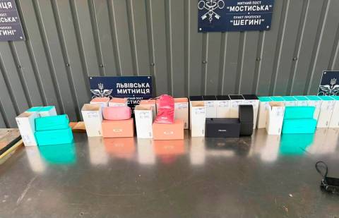 На Львівщині у Шегинях митники викрили спробу контрабанди брендових окулярів на 700 тисяч гривень