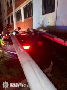 У Львові 26-річний водій BMW загинув унаслідок зіткнення з нежитловою будівлею