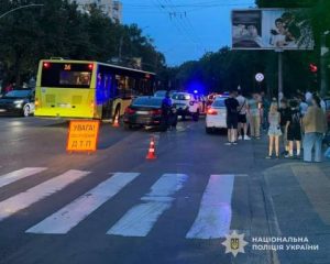У Львові на “зебрі” водії двох BMW травмували чоловіка з дитиною