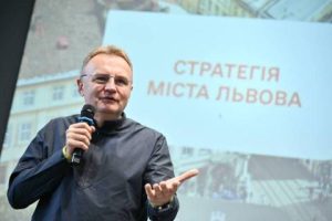 Мер Львова отримав зарплату понад 100 тисяч гривень за липень