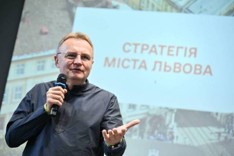 Мер Львова отримав зарплату понад 100 тисяч гривень за липень