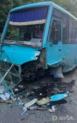 На Дрогобиччині автобус зіткнувся з легковиком — 11 людей постраждали
