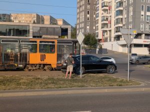 У Львові легковик зіткнувся з трамваєм