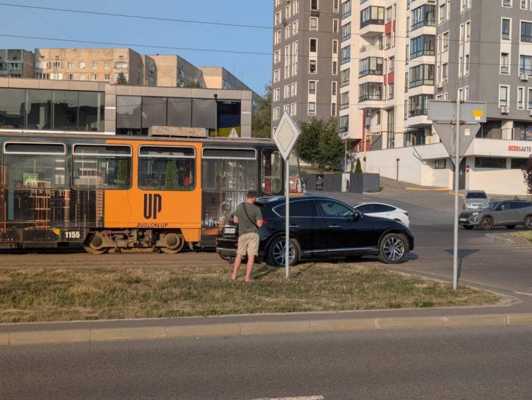 У Львові легковик зіткнувся з трамваєм