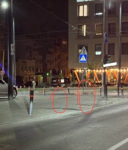 У Львові водії перетворили тротуари на проїжджу частину