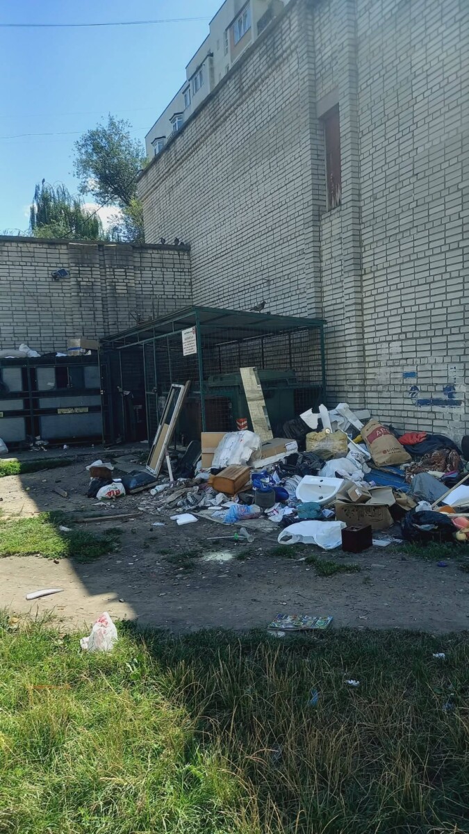У Львові один із районів перетворився на суцільне звалище