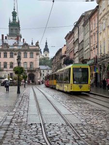 Трамваї зупинилися колоною біля вікон Садового