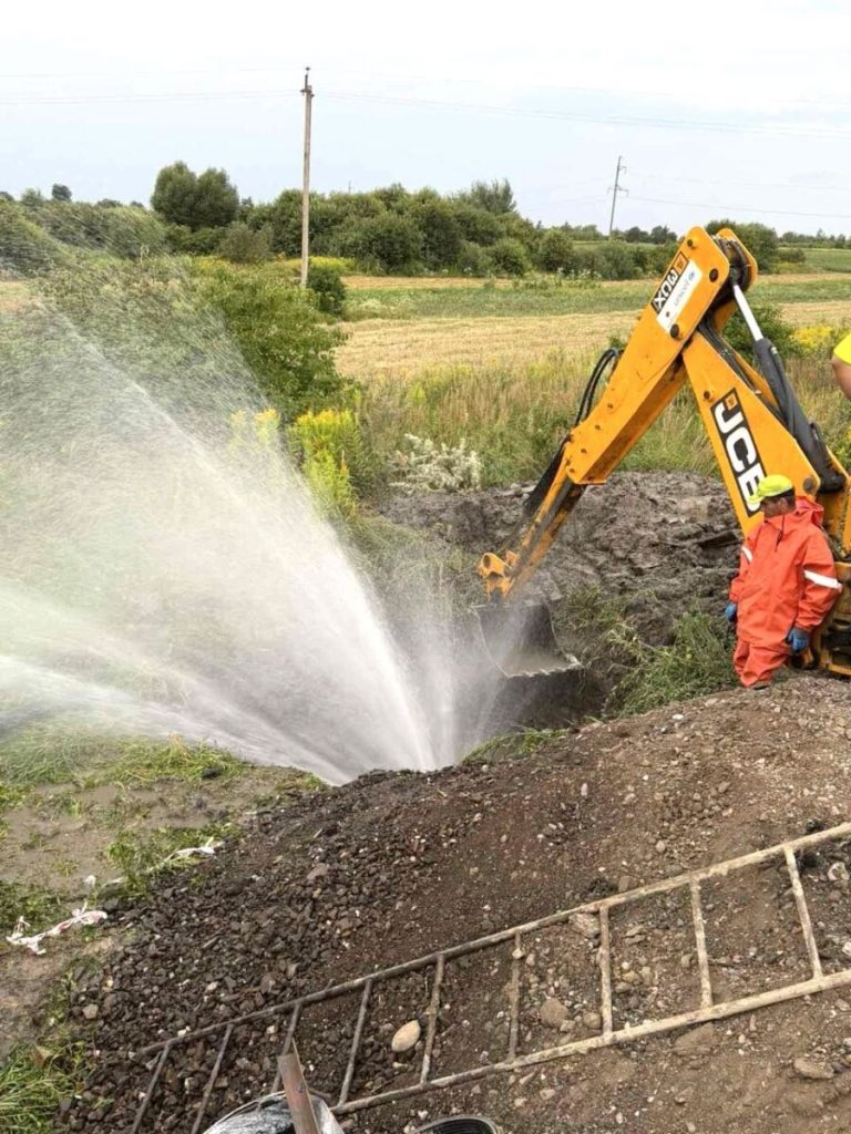 Під Львовом прорвало магістральний водогін