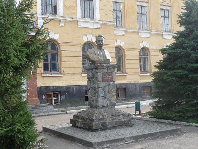 У Самборі занедбали пам’ятник Івану Франку — місцева влада залишається байдужою
