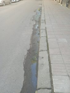 У Львові через прорив труби на вулицю хлинула вода