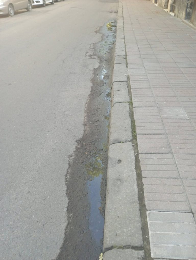У Львові через прорив труби на вулицю хлинула вода