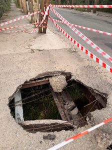На Львівщині у ґрунті раптово утворилася глибока провалина (ФОТО)