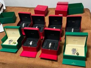 Львів’янка намагалася провезти через «зелений коридор» Cartier і Rolex на 4,1 млн гривень