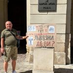 У Львові триває безстроковий одиночний пікет ветерана війни проти мера Садового
