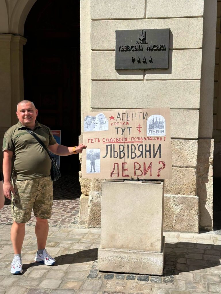 У Львові триває безстроковий одиночний пікет ветерана війни проти мера Садового