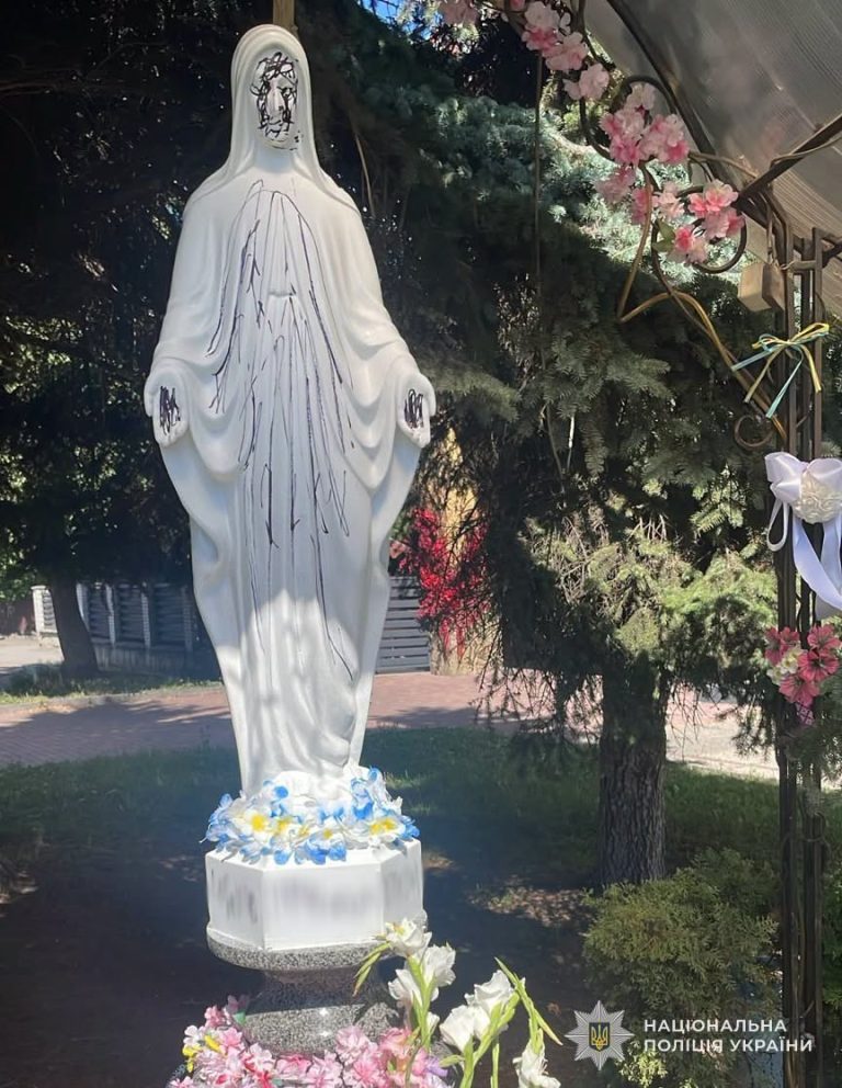 У Львові чоловік вчинив наругу над статуєю Богородиці
