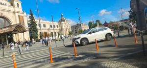 У Львові поблизу вокзалу дорожні стовпчики заблокували проїзд транспорту