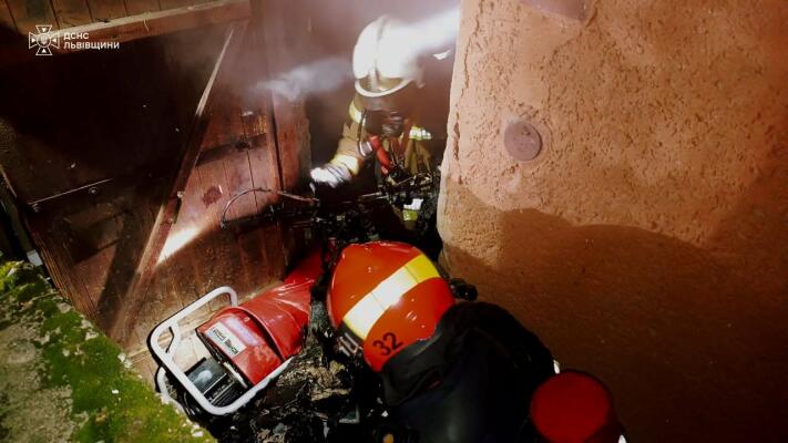 У Львові через пожежу в підвалі рятувальники евакуювали дитину з будинку