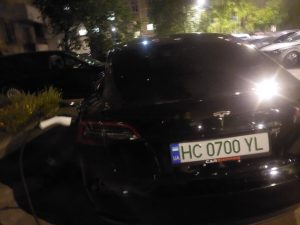 У житловому будинку Львова мешканці підключили електромобіль Tesla до розетки в квартирі