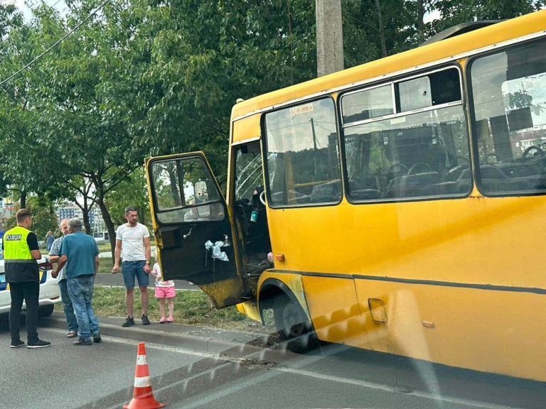 У Львові маршрутка зіткнулася зі стовпом (ФОТО)