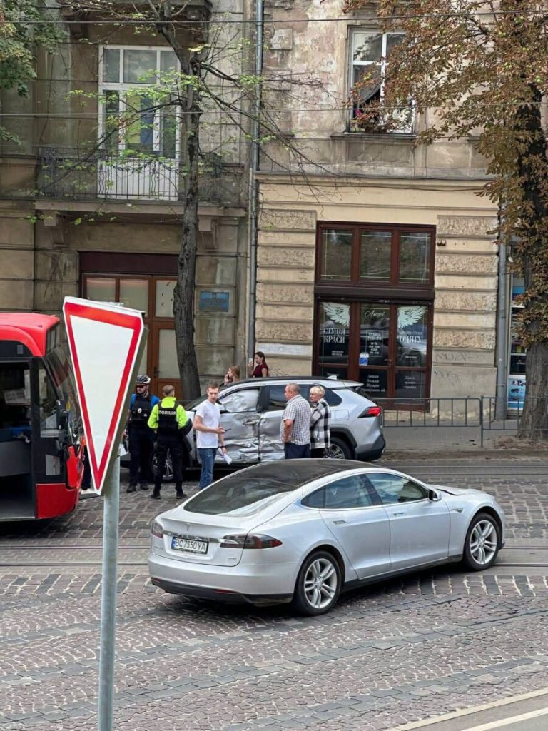 У Львові рейсовий автобус потрапив у дорожньо-транспортну пригоду