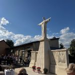 У Львові біля храму з’явилася п’ятиметрова статуя Ісуса Христа