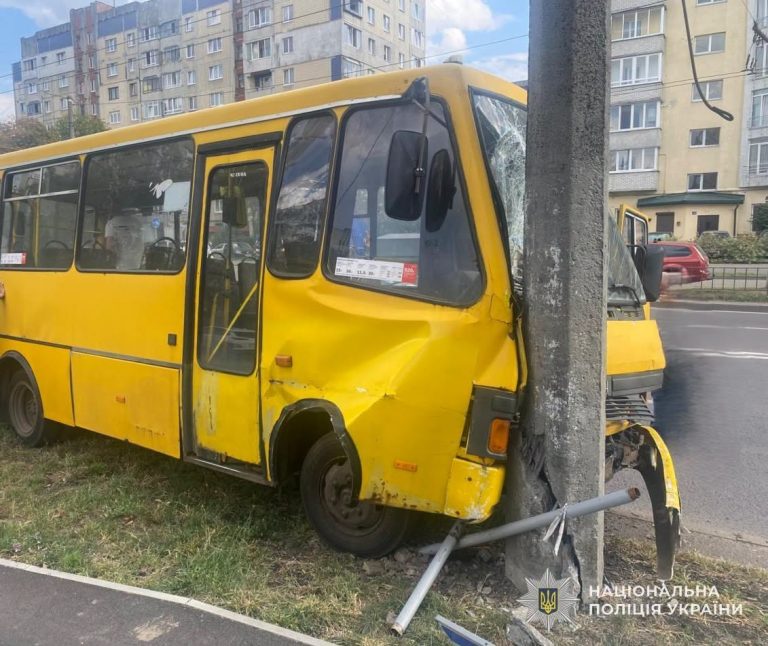 Автобус зіткнувся зі стовпом у Львові